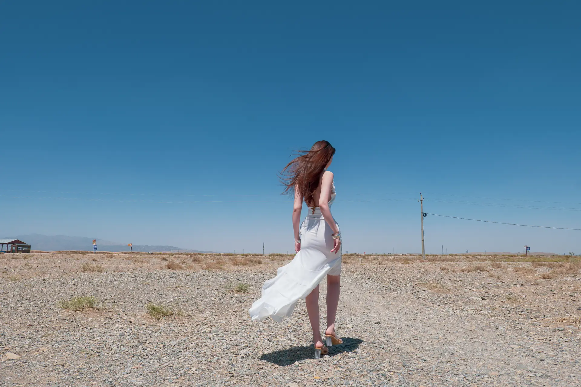 Ảnh Sex Nnian chụp tr&ecirc;n đồi c&aacute;t