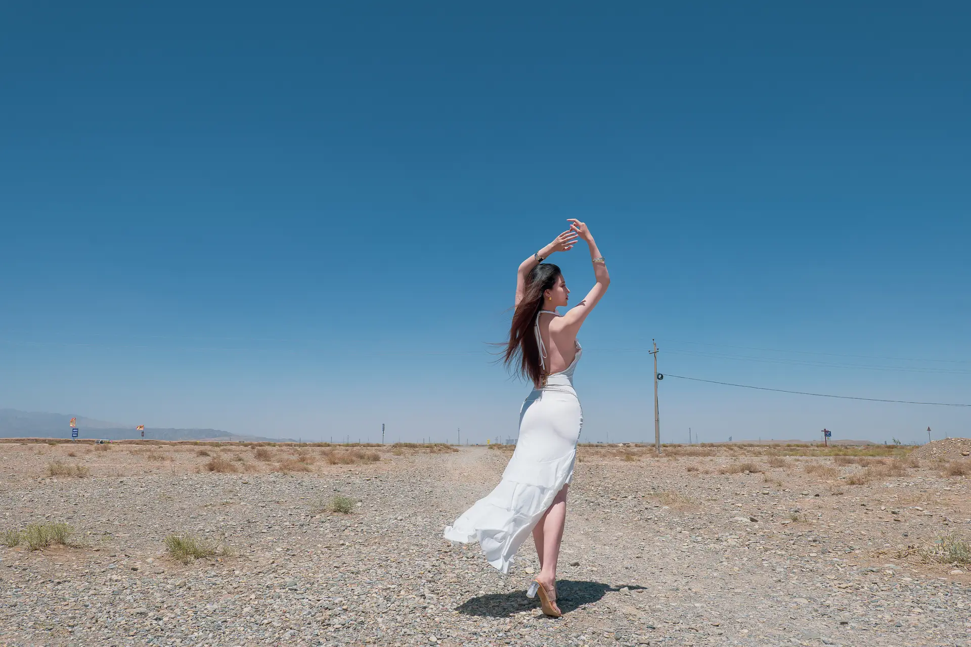 Ảnh Sex Nnian chụp tr&ecirc;n đồi c&aacute;t