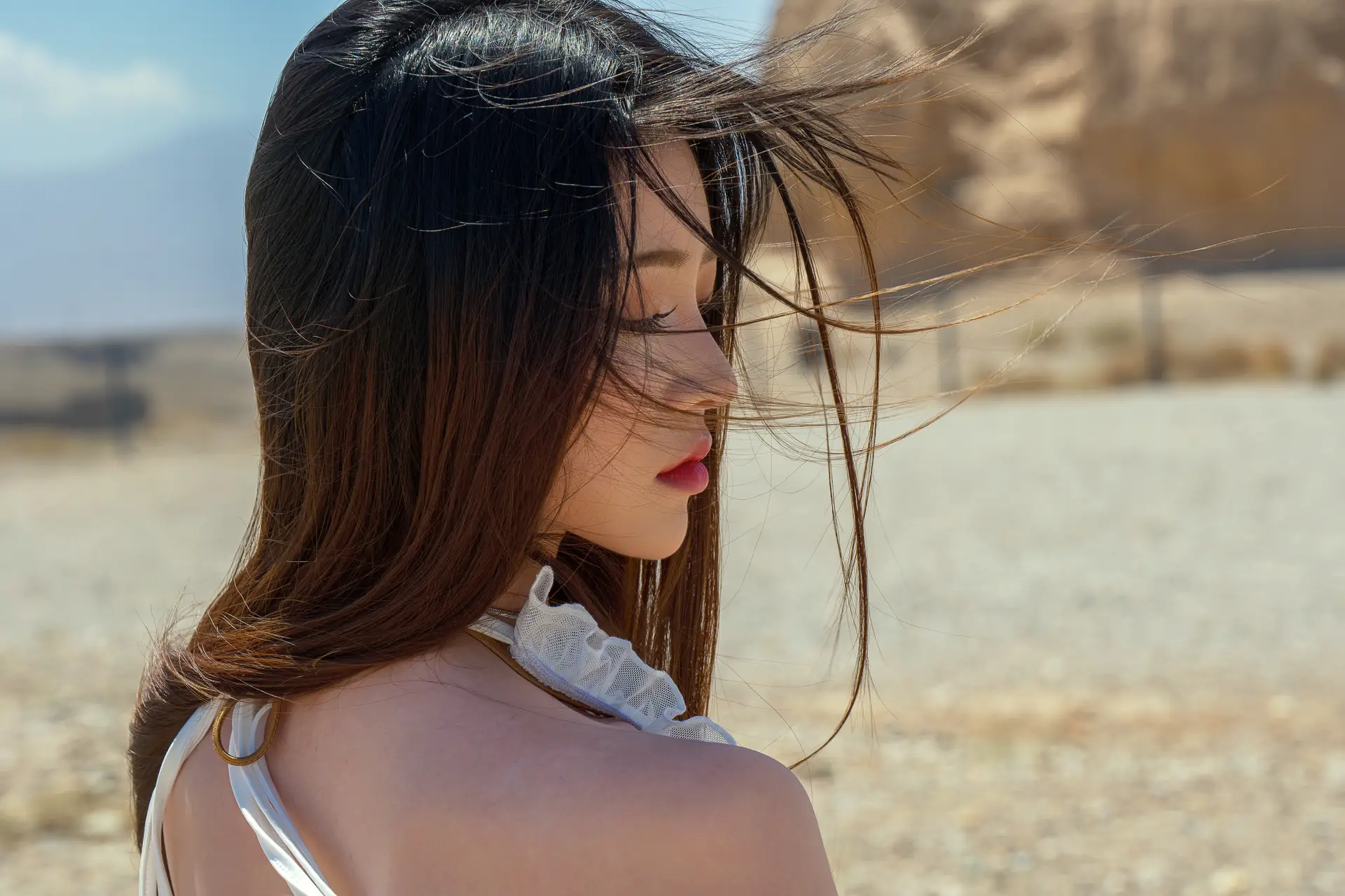 Ảnh Sex Nnian chụp tr&ecirc;n đồi c&aacute;t