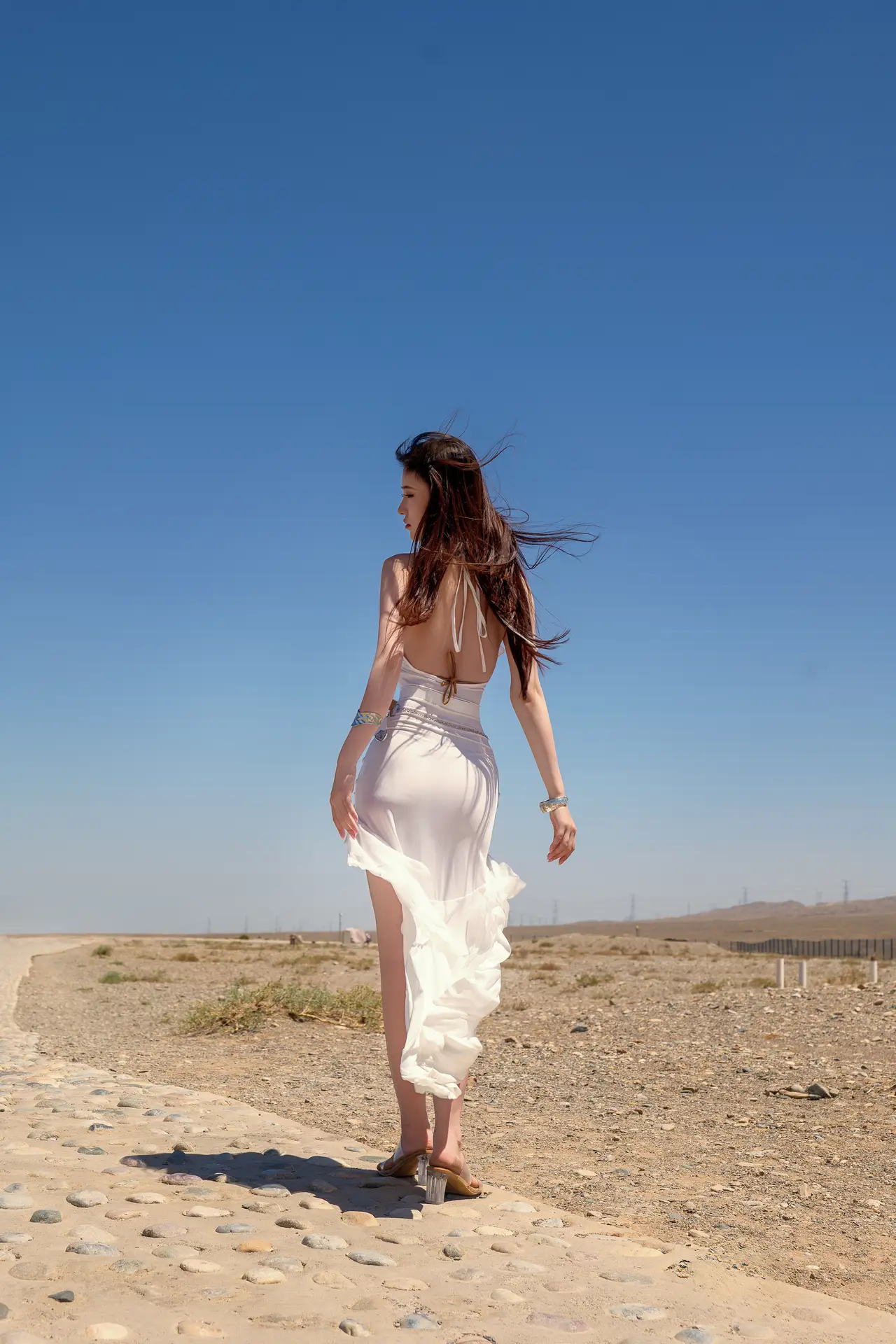 Ảnh Sex Nnian chụp tr&ecirc;n đồi c&aacute;t