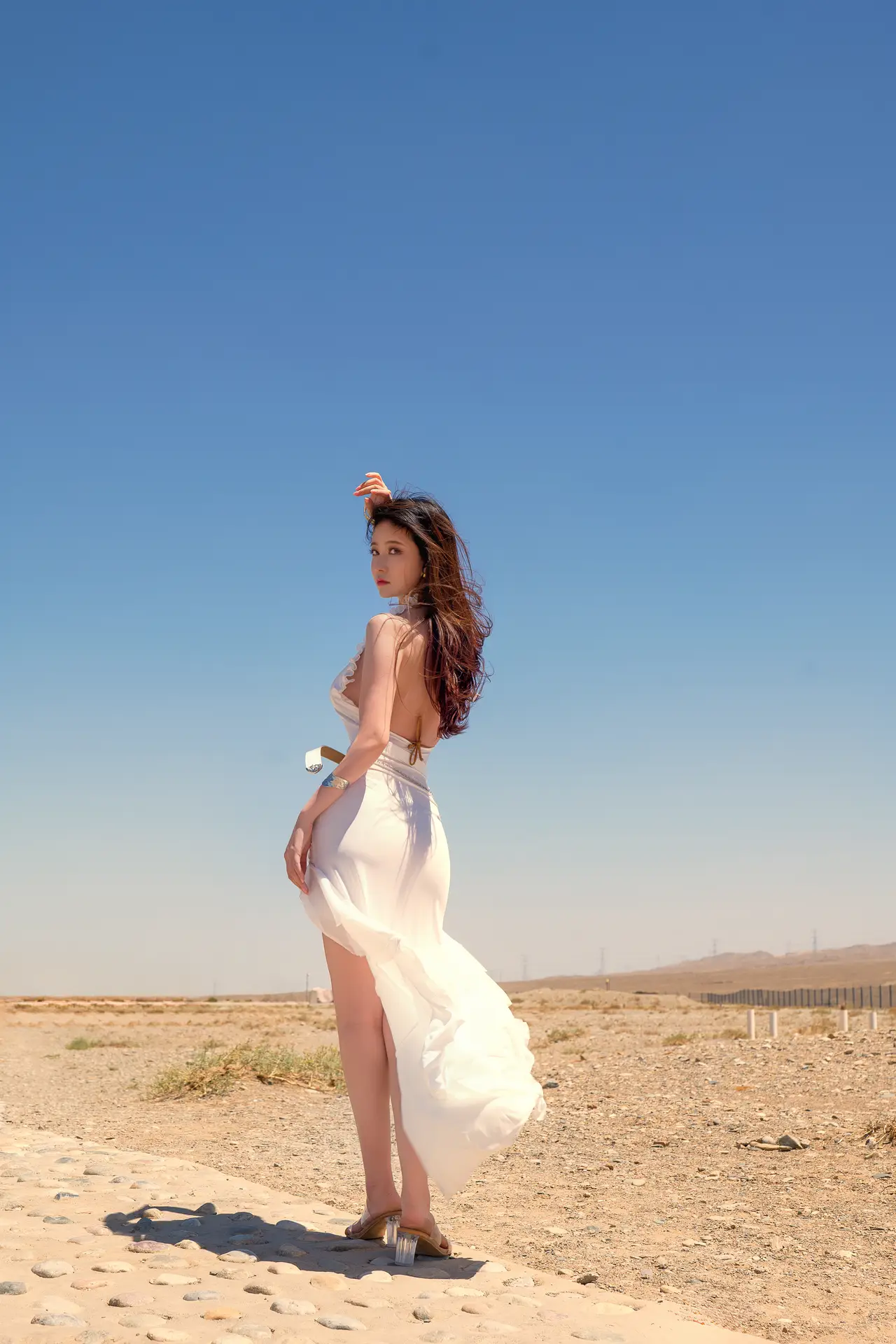 Ảnh Sex Nnian chụp tr&ecirc;n đồi c&aacute;t