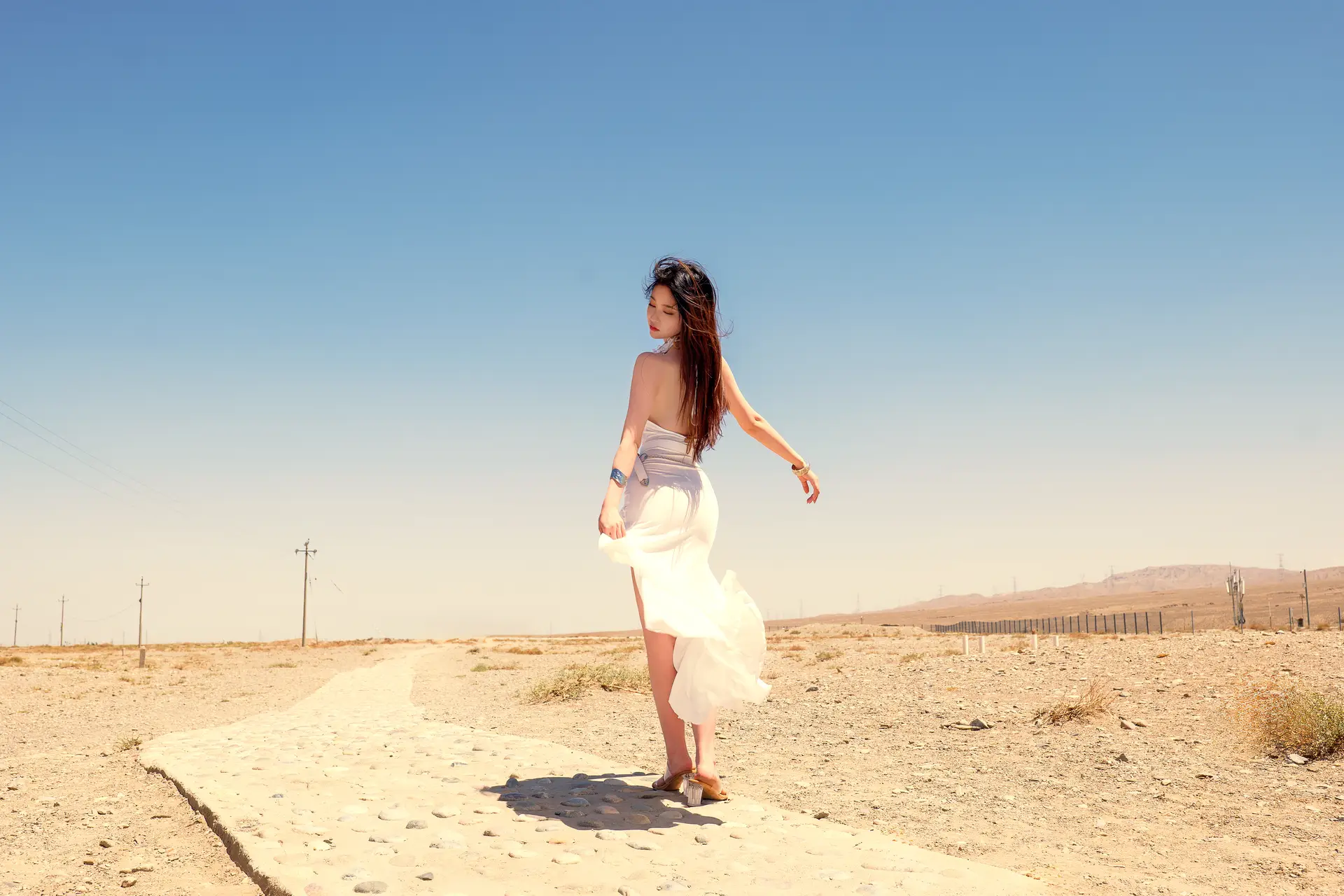 Ảnh Sex Nnian chụp tr&ecirc;n đồi c&aacute;t