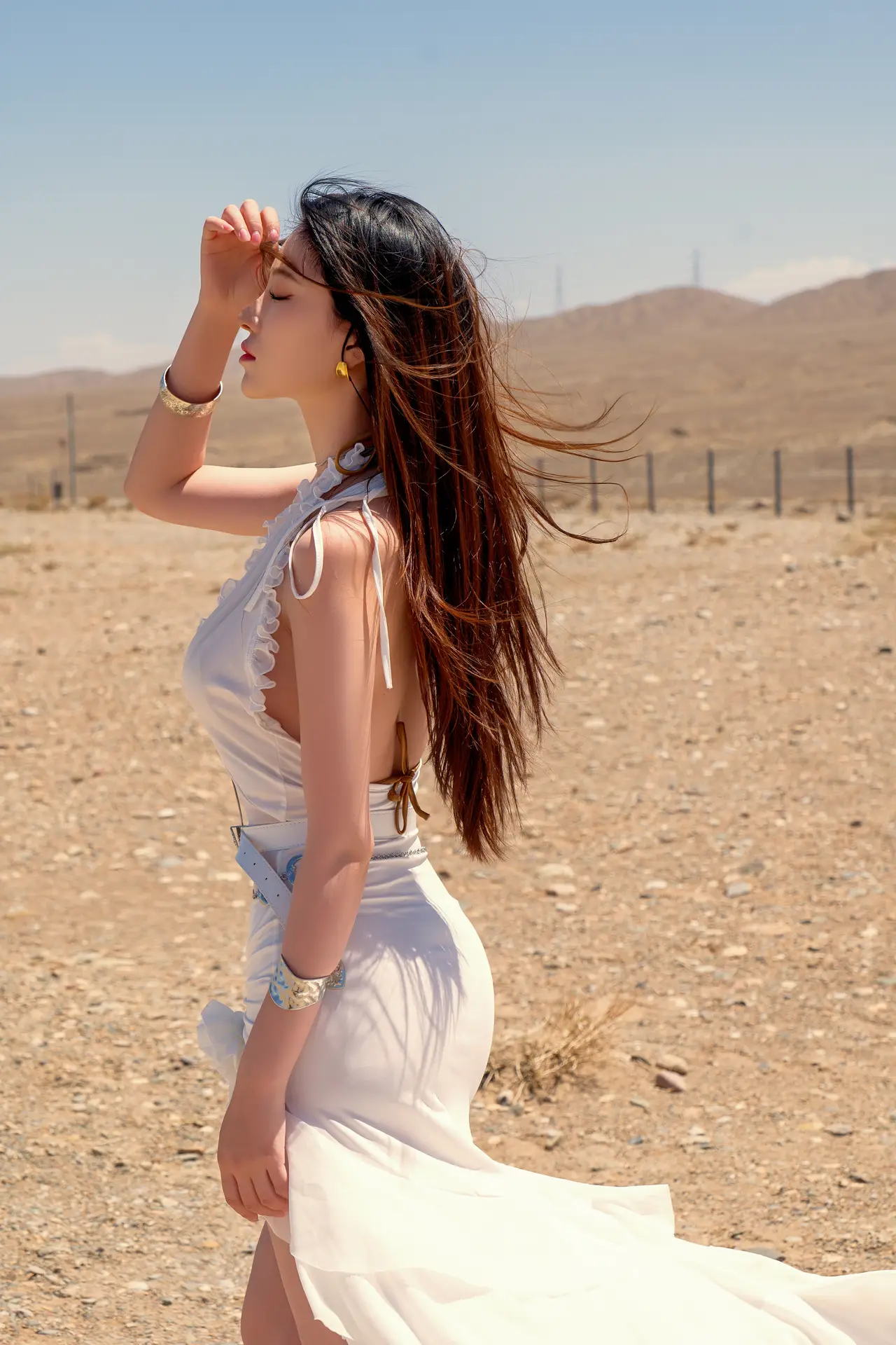 Ảnh Sex Nnian chụp tr&ecirc;n đồi c&aacute;t