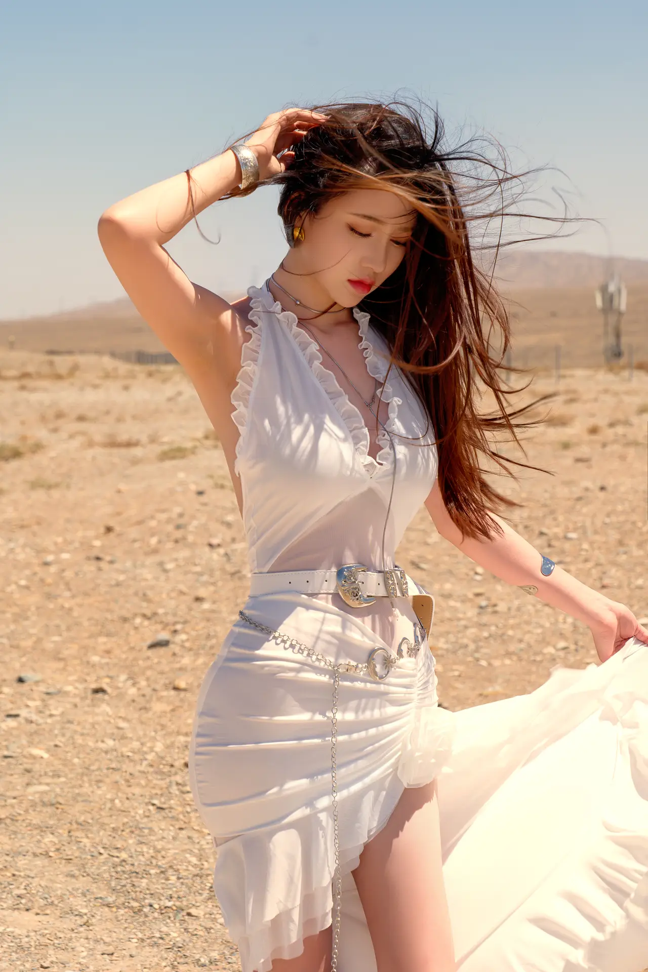 Ảnh Sex Nnian chụp tr&ecirc;n đồi c&aacute;t