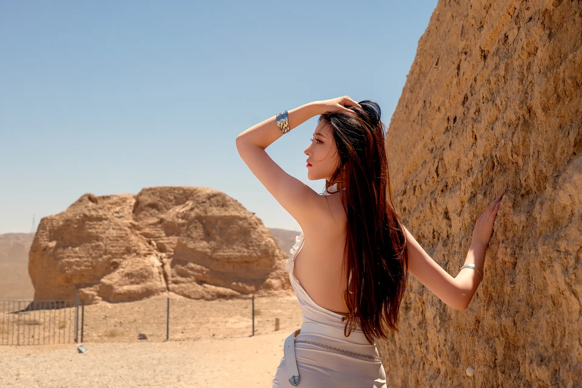 Ảnh Sex Nnian chụp tr&ecirc;n đồi c&aacute;t