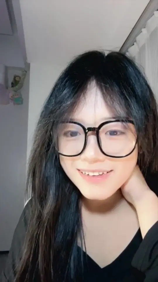 Ảnh Sex Dangerous, pure-hearted, student performs nude dance