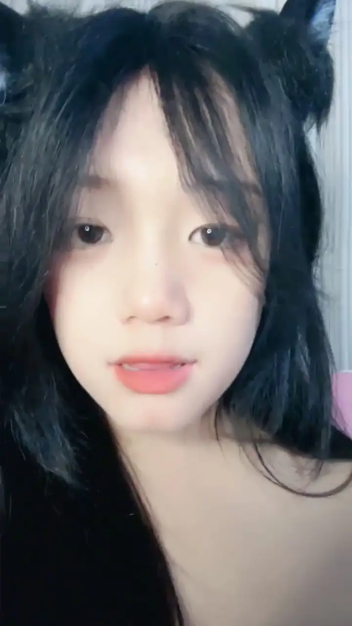 Ảnh Sex Dangerous, pure-hearted, student performs nude dance