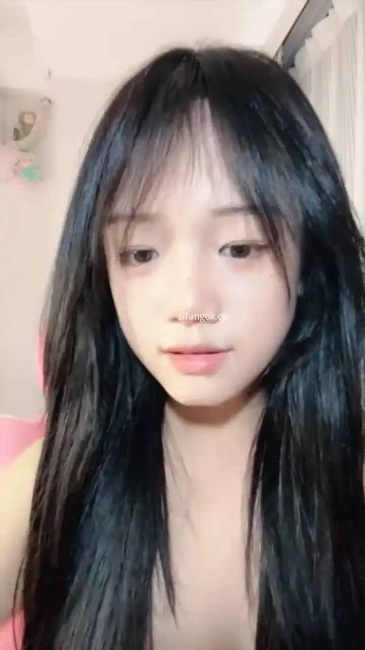 Ảnh Sex Dangerous, pure-hearted, student performs nude dance