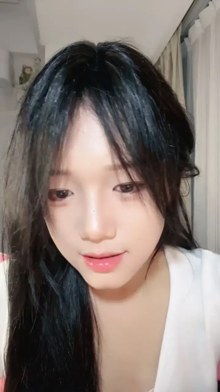 Ảnh Sex Dangerous, pure-hearted, student performs nude dance