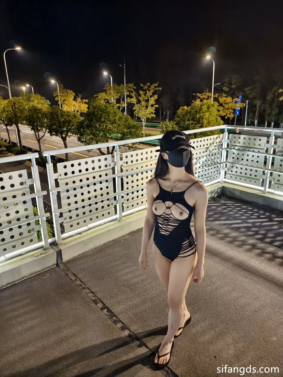 Ảnh sex em g&aacute;i trung th&iacute;ch khoe h&agrave;ng nơi c&ocirc;ng cộng